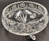 Auktion 369 / Los 10025 <br>Kristall-Schale auf drei F&uuml;sschen, "Nachtmann" mit Schliff, Zackenrand, H-8 cm, D-17 cm,