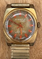 Auktion 369 / Los 2020 <br>mechan. Armbanduhr "Kienzle" Life, 17 Jewels, Werk l&auml;uft, Glas zerkratzt, Tragespuren, Double, Zugband