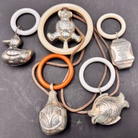 Auktion 369<br>5x div. Baby Beissringe, wohl alle versilbert