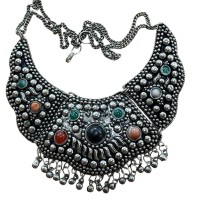 Auktion 369<br>antik anmutende t&uuml;rkische Halskette im Tribal-Stil, die aus geh&auml;mmerter Legierung mit kleinen Gl&ouml;ckchen und farbigen Steinen gefertigt ist. ca. 60 gr