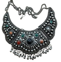 Auktion 369<br>antik anmutende t&uuml;rkische Halskette im Tribal-Stil, die aus geh&auml;mmerter Legierung mit kleinen Gl&ouml;ckchen und farbigen Steinen gefertigt ist. ca. 60 gr