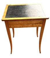 Auktion 369<br>kl. Biedermeier-Tischchen mit S&auml;belbeinen um 1840, mittig dkl. Ledereinsatz?, Schublade, helle Birke, guter Zustand mit normalen Gebrauchsspuren, H-78 cm, 44x58 cm