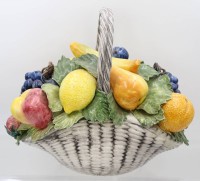 Auktion 369 / Los 9024 <br>gr. Fr&uuml;chtekorb, wohl Capodimonte, sehr gute Erhaltung, ca. H-30cm B-35cm