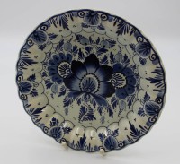 Auktion 369<br>Wandteller, Delft blue, florale Bemalung, D-24,5cm.