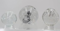 Auktion 369<br>3x div. Paperweights, Kunstglas, ca. H-8cm