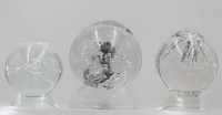 Auktion 369 / Los 10028 <br>3x div. Paperweights, Kunstglas, ca. H-8cm