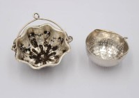 Auktion 369 / Los 11022 <br>2x div. Teesiebe, Silber (gepr.), zus. ca. 34,4gr., ca. D-6cm D-4,5cm
