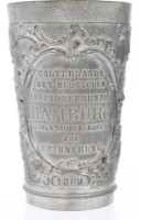Auktion 369<br>Zinnbescher, Hamburger Radfahrerverband, datiert 1909, ca. H-9cm