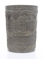 Auktion 369<br>reliefierter Zinnbecher, datiert 1896, ca. H-9,5cm