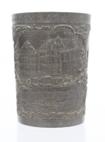 Auktion 369 / Los 15038 <br>reliefierter Zinnbecher, datiert 1896, ca. H-9,5cm