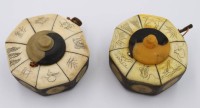 Auktion 369<br>2x  Opium-Dosen, China, wohl Bein, &auml;lter, je ca. H-3,5cm D-6,5cm
