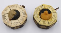 Auktion 369<br>2x  Opium-Dosen, China, wohl Bein, &auml;lter, je ca. H-3,5cm D-6,5cm