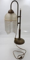 Auktion 369<br>Tischlampe in antikem Stil, Glasschirm mit Fransenbehang,, ca. H-56cm