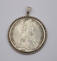 Auktion 369<br>Maria Theresien Thaler - Anh&auml;nger, Silberfassung, zus. ca. 33,5gr., D-4,6cm