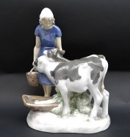 Auktion 369<br>M&auml;dchen mit K&auml;lbern, Modellnr. 2270 von Bing &amp; Gr&ouml;ndahl, Entw. Axel Locher, guter Zustand, ca. H-21cm