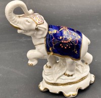 Auktion 369<br>ZIRKUS-ELEFANT POauf Podest, RUDOLF K&Auml;MMER RUDOLSTADT VOLKSTED , blau/gold/weiss, H-14 cm, Handbemalt