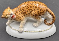Auktion 369<br>Porzellanfigur eines Leoparden "Katzh&uuml;tte" um 1920, H-9 cm, L-13 cm