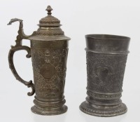 Auktion 369<br>Zinnbecher und Zinnkrug, je reliefiert, &auml;lter, ca. H-18,5cm