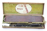 Auktion 369<br>Rasiermesser um 1900, Perlmutteinlagen, sowie Streichleder, Karton mit starken Altersspuren, ca. L-zusammengekl. 13,5cm