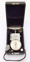 Auktion 369 / Los 16054 <br>tragbarer Tachometer, Dr. Th. Horn in Leipzig, in orig. Kasten, Altersspuren