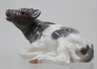 Auktion 369<br>liegendes Kalb, Royal Copenhagen, Entw. Christian Thomsen, Modellnr. 1072, H-9,5 cm, L-16 cm