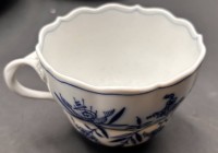 Auktion 369<br>gr. Kaffeetasse, 2x U.T. "Meissen," Zwiebelmuster, 1.Wahl, Tasse gut, beide U.T. mit Chips