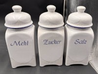 Auktion 369 / Los 9034 <br>3x gr. K&uuml;chengef&auml;sse, Mehl, Zucker und Salz, H-22 cm