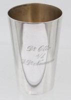 Auktion 369 / Los 11030 <br>hoher Silber-Becher, 800er, Gravur "Zur Erinnerung an die Hamburger Gelbfieberxpedition  1904"m 172,6gr. , H-12,2cm