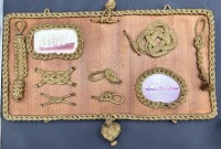 Auktion 369<br>gr. Knotenbrett mit 2 alten Fotos von Frachtschiffen, 29x55 cm