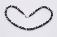 Auktion 369<br>graue SW-Perlenkette, versilberte Zierelemente, ca. L-42cm