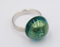 Auktion 369<br>925er Silber-Ring, Glascabochon, wohl Murano, offene Ringschiene