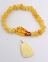 Auktion 369<br>Bernsteinarmband und Anh&auml;nger, Anh. ca. L-3cm