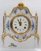 Auktion 369 / Los 2087 <br>sch&ouml;ne Porzellan-Tischuhr, Dresden, Alt Meissen, blaue floral Bemalung, Schl&uuml;sselwerk, Werk l&auml;uft an (ca.10sec.), ca. H-24cm B-21cm T-11cm