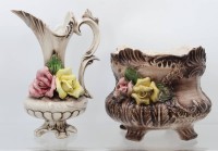 Auktion 371<br>&Uuml;bertopf und Schenkkrug, Italien, Krug geklebt, Bl&uuml;ten teilw. bestossen, ca. H-25cm