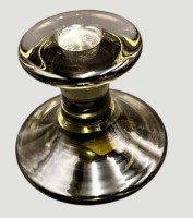 Auktion 369<br>Rauchglas-Kerzenhalter "Holmegaard" D&auml;nemark, Etikett und Ritzsignatur, dat. 1972, H-8,5 cm, D-unten 10 cm