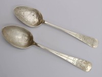 Auktion 369 / Los 11039 <br>2x antike Kaffeel&ouml;ffel, Silber, Laffen mit Druckstellen, je ziseliert, zus. ca. 45,6gr., L-ca. 17cm