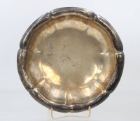 Auktion 369<br>versilberte Schale auf Kugelf&uuml;ssen, ca. H-5cm D-27,5cm