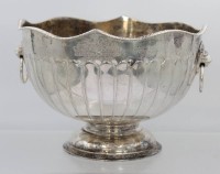 Auktion 369<br>Tafelaufsatz, England, versilbert, Vorderseite mit Gravur, Reitpreis, ca. H-15cm, D-22cm