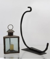 Auktion 369<br>kl. Windlicht mit Metall-Wandhalterung, &auml;lter, ca. T-20,5cm