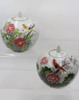Auktion 371<br>2x Ingwer-T&ouml;pfe, China, bemalt mit Vogel- und Blumenmotiven sowie Schriftzeichen, 1x Deckel geklebt und innen Rand bestossen, ca. H-20 bis 23cm