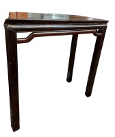 Auktion 369 / Los 15538 <br>chines. Tisch mit Zertifikat und Pflegeanleitung, H-84 cm, B-86 cm, T-51 cm, Quing-Dynasti, Ende 19.Jhd., aus Guandong,  Palisander