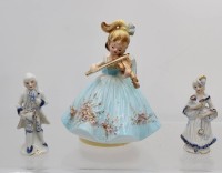 Auktion 369<br>fig&uuml;rliche Spieluhr, Josef Originals, anbei 2 Nippesfiguren aus Porzellan, ca. H-10cm und H-16cm