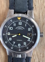 Auktion 369<br>M&uuml;hle Glash&uuml;tte Lufthansa Drei Zeiger. Lufthansa Edfition, Geh&auml;use aus Edelstahl mit Lederarmband. Saphirglas. Verschraubte Bandanst&ouml;&szlig;e. Ein verschraubter Glasboden gibt den Blick auf das veredelte Werk frei. Wasserdicht bis 10 atm. Geh&auml;usedurchmesser ohne Krone ca. 42mm. Leuchtzahlen und Zeiger. Minuten-Skalaring-Einstellung mittels Stellkrone auf 6 Uhr. Referenz M1 35-33, guter Zustand