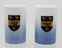 Auktion 369<br>2x Andenkenvasen, Bing &amp; Gr&ouml;hndahl, Videb&aelig;k Kommune, ca. H-12cm