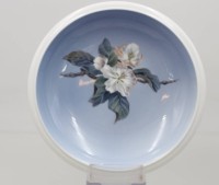 Auktion 369<br>Schale mit floralem Dekor, Royal Copenhagen, ca. H-4cm D-20,5cm