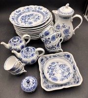 Auktion 369<br>23 Teile "Hutschenreuther" Zwiebelmuster-Geschirr, eine kl. Portionskanne Deckel geklebt