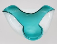Auktion 369<br>Kunstglasschale, wei&szlig;/t&uuml;rkis, ca. H-5,5cm D-15cm