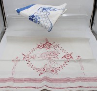 Auktion 369 / Los 13005 <br>2x bestickte &Uuml;berhandt&uuml;cher, &auml;lter