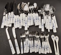 Auktion 369<br>63 Teile Besteck "Alt Luxembourg" von Villeroy&amp;Boch  , 15 gr. L&ouml;ffel, 12 Messer, 13 Gabeln, 10 Kaffeel&ouml;ffel (4x besch&auml;digte Griffe) 8 Kuchengabeln, K&auml;se und Buttermesser, 3x Konfit&uuml;renl&ouml;ffel