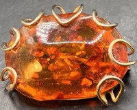 Auktion 369<br>Bernstein-Brosche mit Einschl&uuml;ssen, Silber-925- vergoldet, B-3,5 cm, 7,51 gr